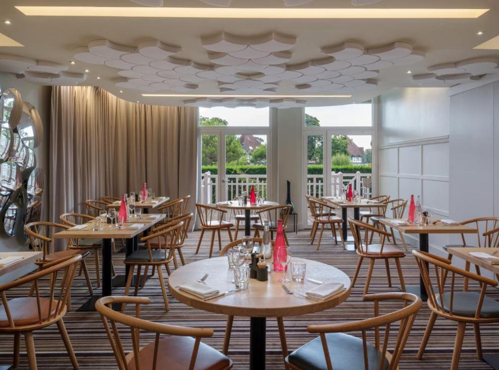 Renaissance Paris Hippodrome De St. Cloud Hotel Rueil-Malmaison Esterno foto